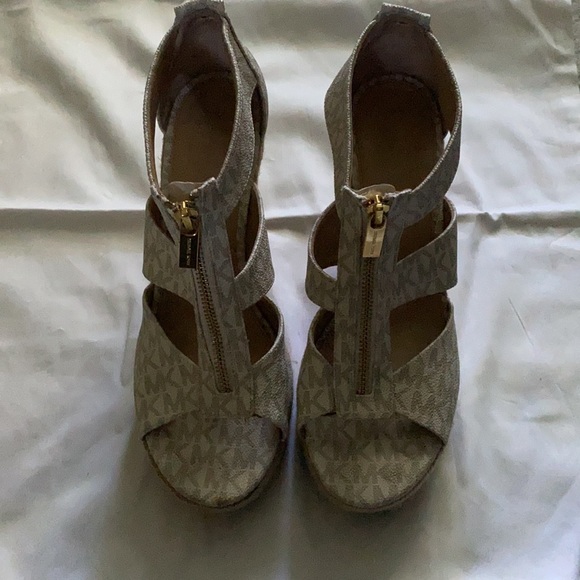 Michael Kors white wedge sandal size 10 lightly worn - Picture 2 of 3